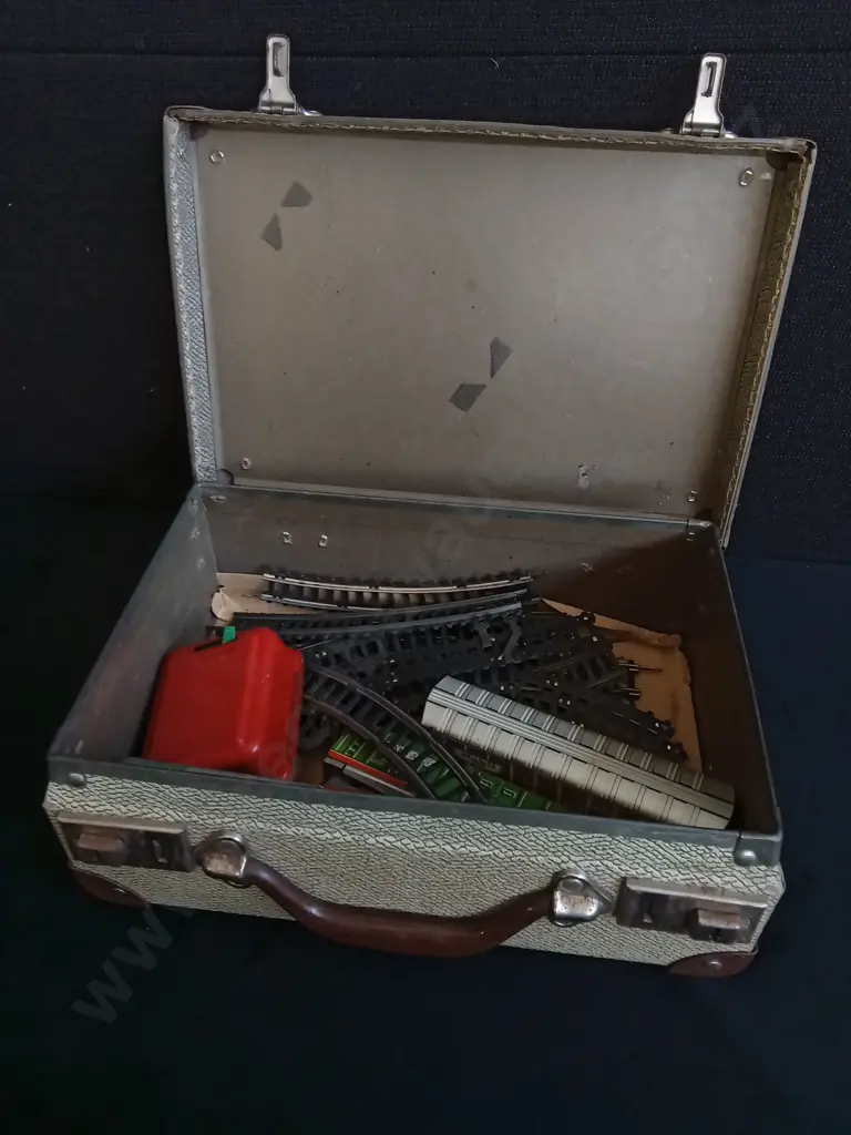 VINTAGE MODEL TRAIN STARTER SET IN VINTAGE CASE Image 1++