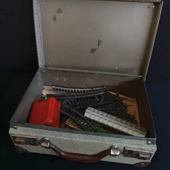 VINTAGE MODEL TRAIN STARTER SET IN VINTAGE CASE