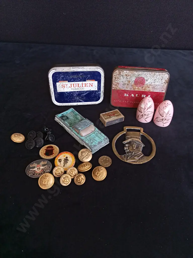 LOT OF VINTAGE ITEMS INCLUDING AUSTRALIAN MILITARY AND NZ NATIONAL AIRWAYS BUTTONS, Image 1++