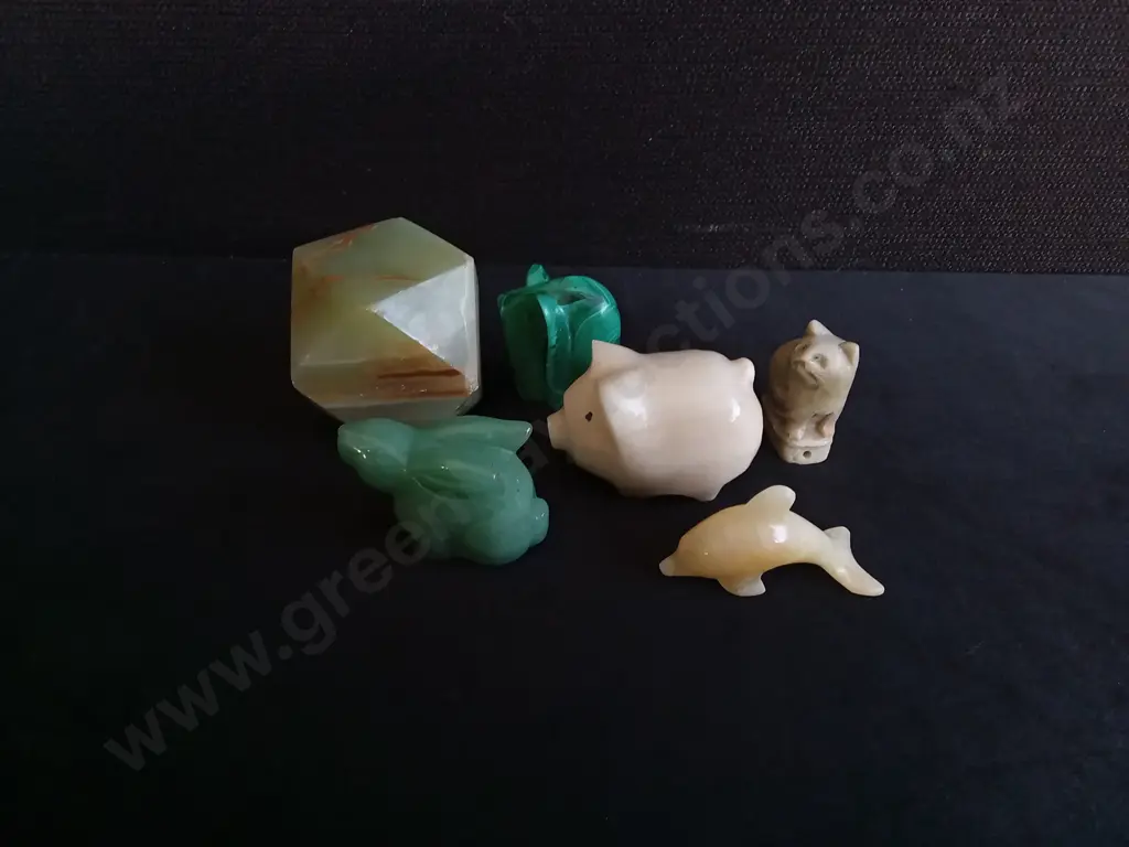 6 PIECES HAND CARVED GEMSTONE ANIMALS AND CRYSTAL TOWER, TALLEST H 5 CM Image 1++