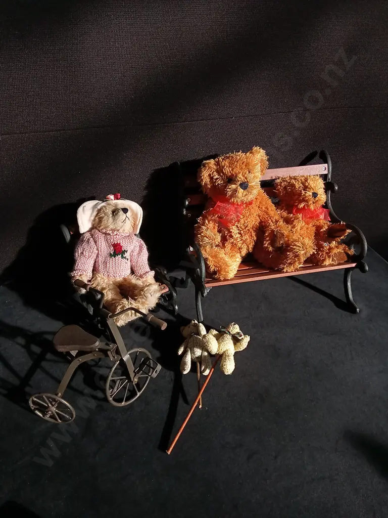 VINTAGE TEDDY BEARS AND MINIATURE ACCESSORIES, TALLEST H 30 CM Image 1++
