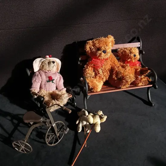 VINTAGE TEDDY BEARS AND MINIATURE ACCESSORIES, TALLEST H 30 CM