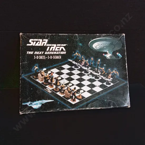 VINTAGE 1999 STAR TREK: THE NEXT GENERATION CHESS SET