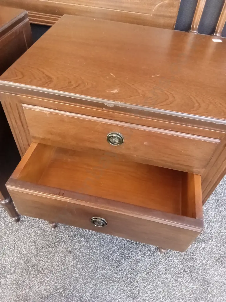 2 BEDSIDE TABLES H67CM L49CM D38CM AND A MATCHING HEADBOARD H96CM L1.4M Image 1++