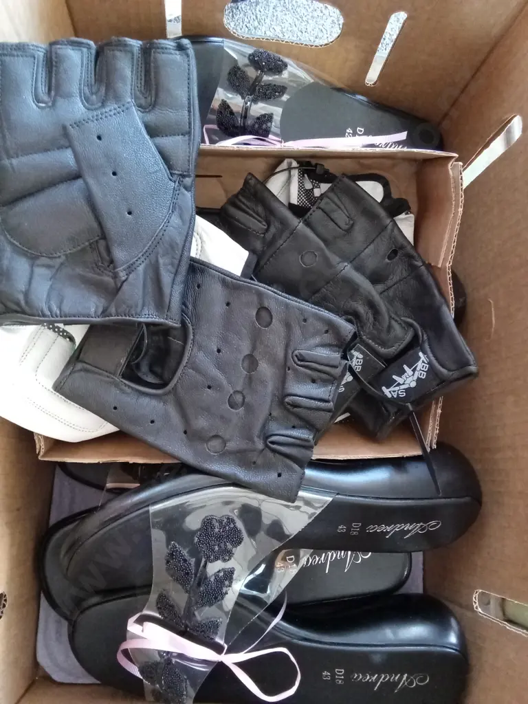 BOX OF SANDALS AND FINGERLESS MOTORCYCLE GLOVES Image 1++