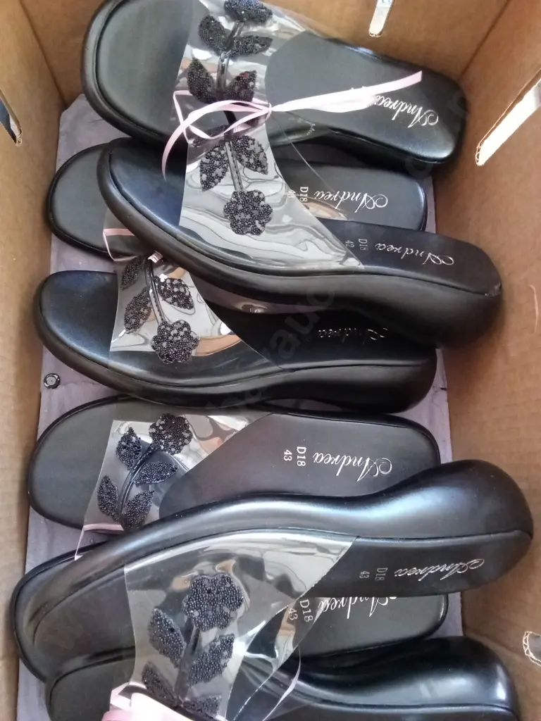 BOX OF SANDALS AND FINGERLESS MOTORCYCLE GLOVES Image 1++