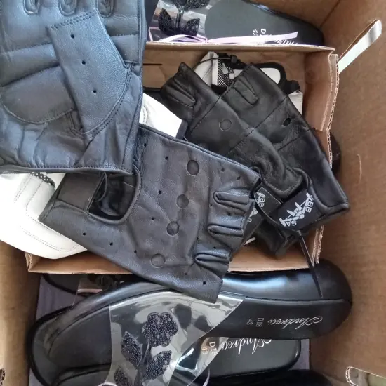 BOX OF SANDALS AND FINGERLESS MOTORCYCLE GLOVES