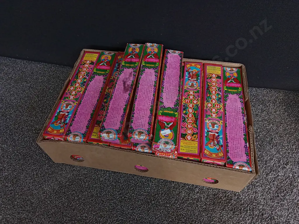 BOX OF 30 BRAND NEW CHINESE INCENSE STICKS Image 1++