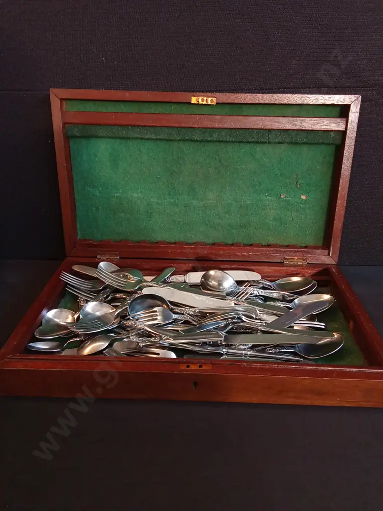 VINTAGE STAINLESS STEEL FLATWARE SET IN A TRADITIONAL WOODEN CANTEEN Image 1++