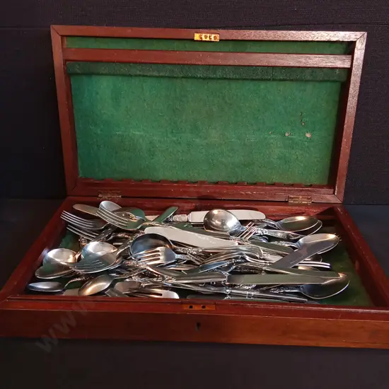VINTAGE STAINLESS STEEL FLATWARE SET IN A TRADITIONAL WOODEN CANTEEN