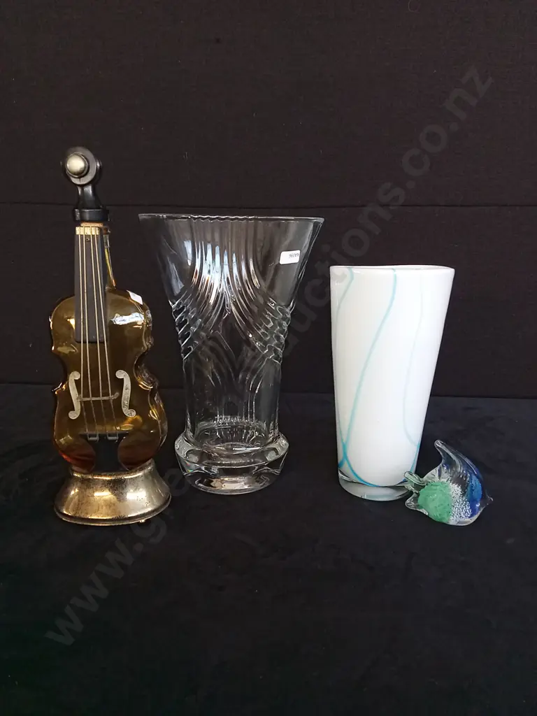 4 DECORATIVE ITEMS INCLUDING JAPANESE VIOLIN WHISKY DECANTER TALLEST H35CM Image 1++