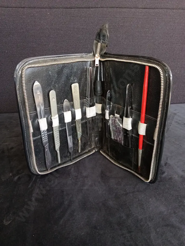 VINTAGE DISSECTION KIT Image 1++