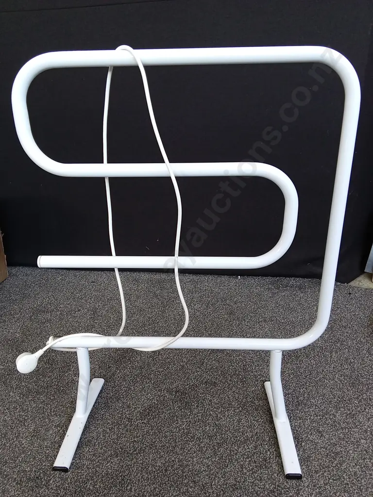 ELECTRIC HEATED TOWEL RAIL H83CM Image 1++