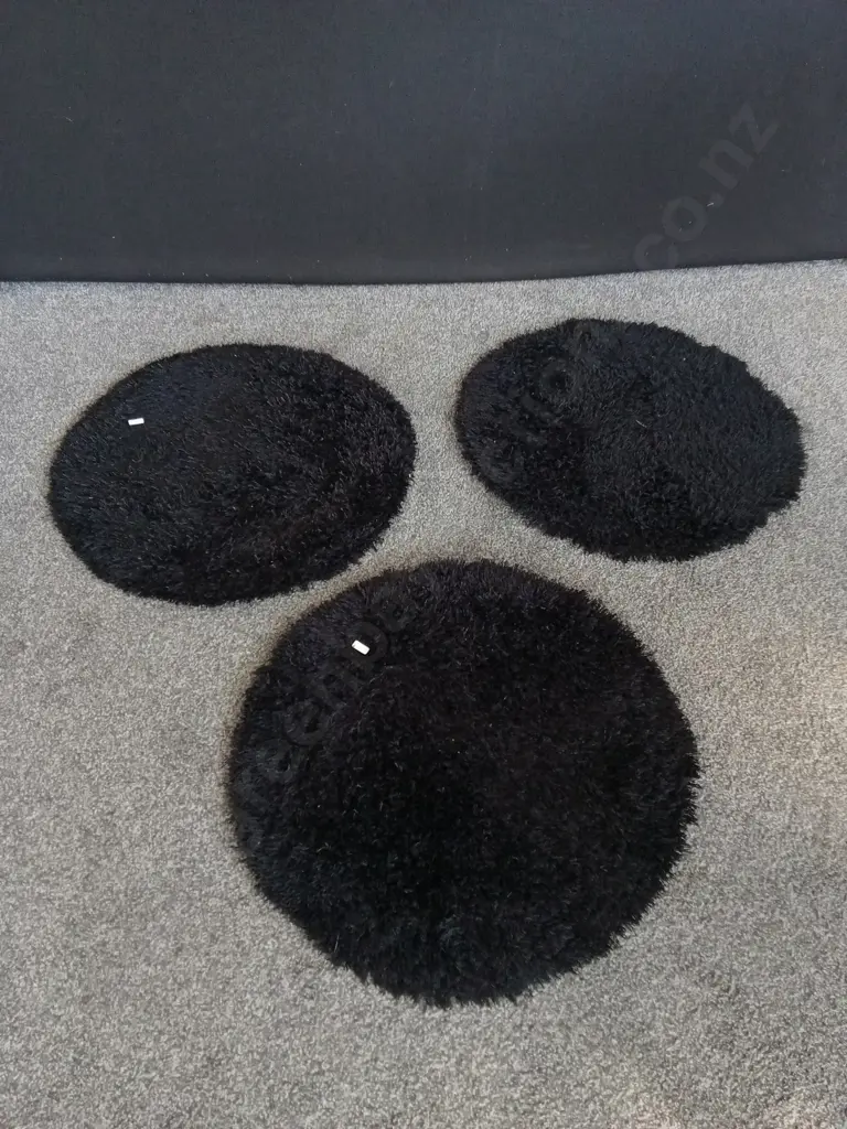 3 BLACK SHAGGY CIRCULAR RUGS, 64 CM DIAMETER EACH Image 1++