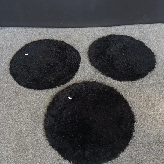 3 BLACK SHAGGY CIRCULAR RUGS, 64 CM DIAMETER EACH