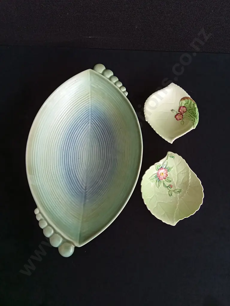 3 VINTAGE LEAF PLATES, LARGEST WIDTH 33 CM Image 1++