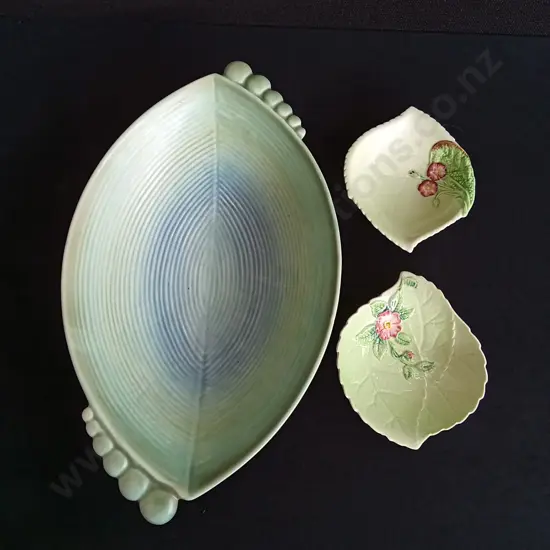 3 VINTAGE LEAF PLATES, LARGEST WIDTH 33 CM