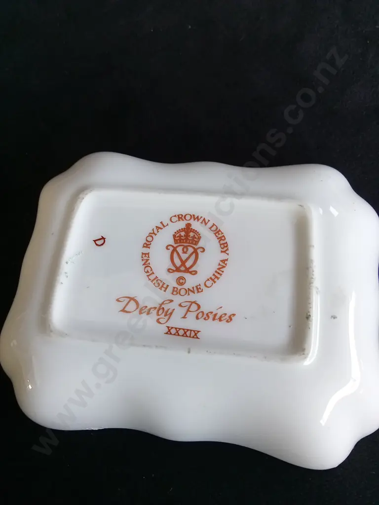 4 DISHES INCLUDING ROYAL CROWN DERBY AND WEDGEWOOD Image 1++