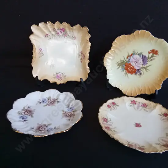 4 PIECES VINTAGE SCALLOPED EDGE PLATES