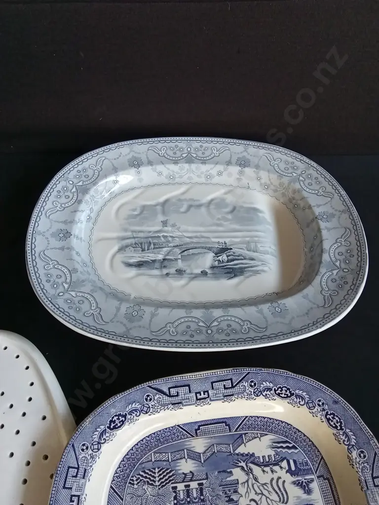 3 PIECES ANTIQUE MAZARINE, TRANSFERWARE PLATTER, AND BLUE WILLOW SERVING PLATE, LARGEST W 55 CM Image 1++