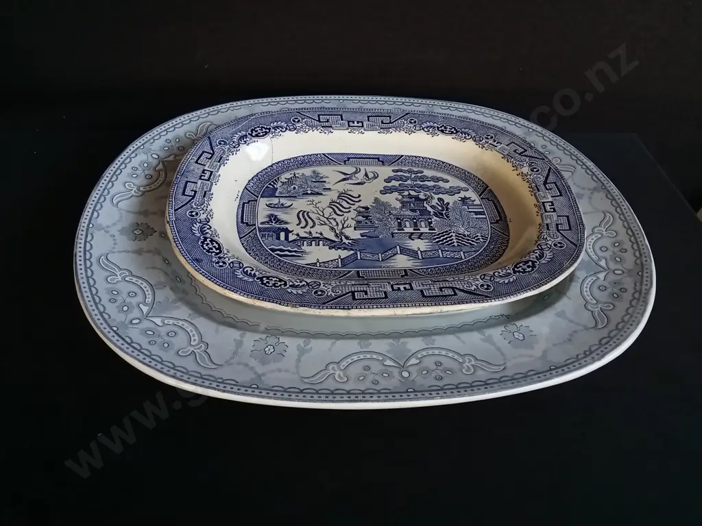 3 PIECES ANTIQUE MAZARINE, TRANSFERWARE PLATTER, AND BLUE WILLOW SERVING PLATE, LARGEST W 55 CM Image 1++