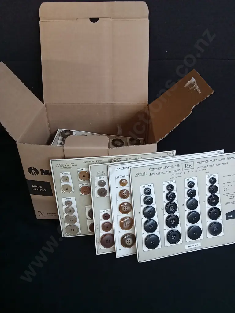 BOX OF BRAND NEW VINTAGE BUTTONS Image 1++