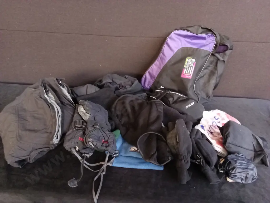 BAG OF SNOW GEAR INCLUDING GLOVES Image 1++