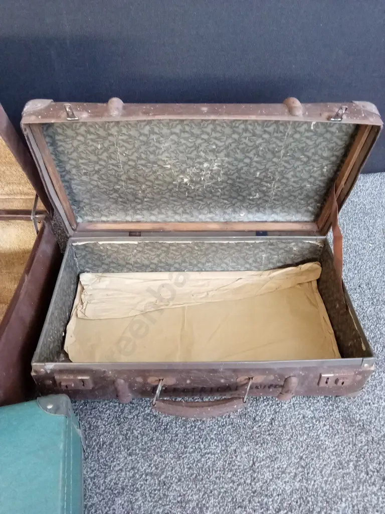 3 VINTAGE SUITCASES Image 1++