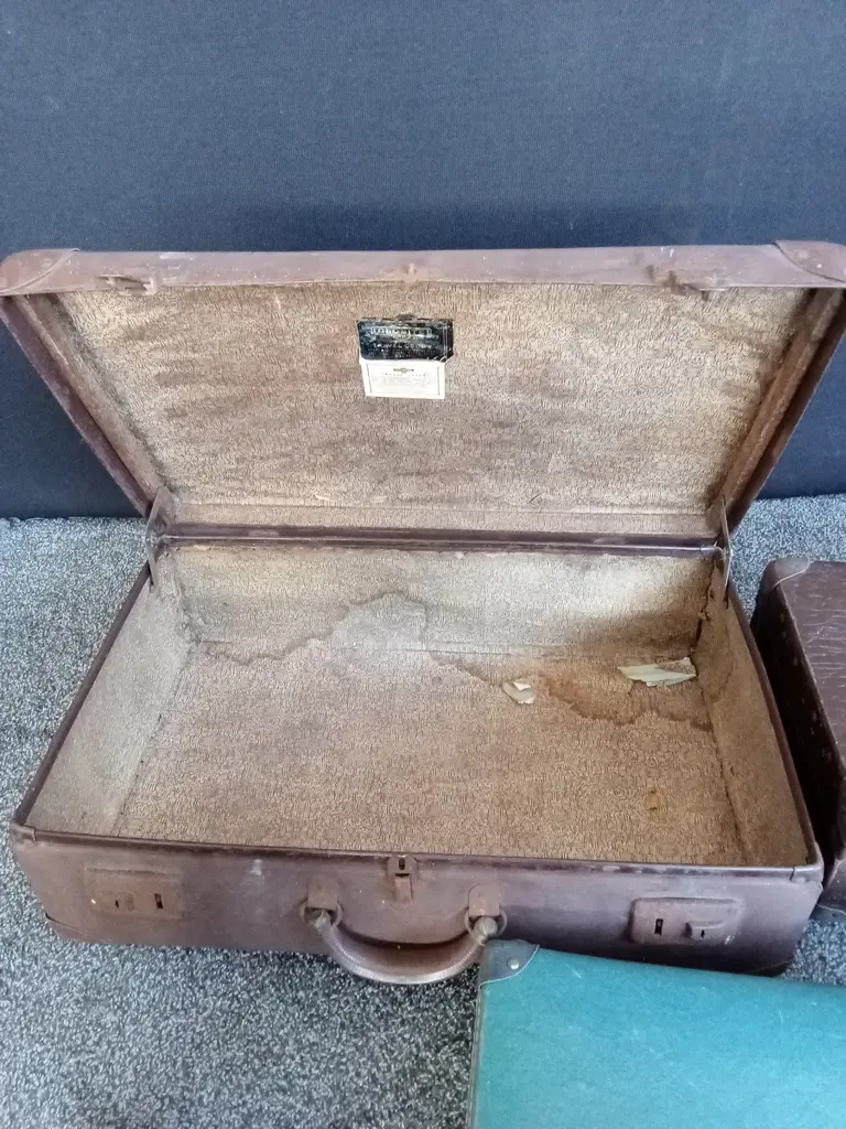 3 VINTAGE SUITCASES Image 1++