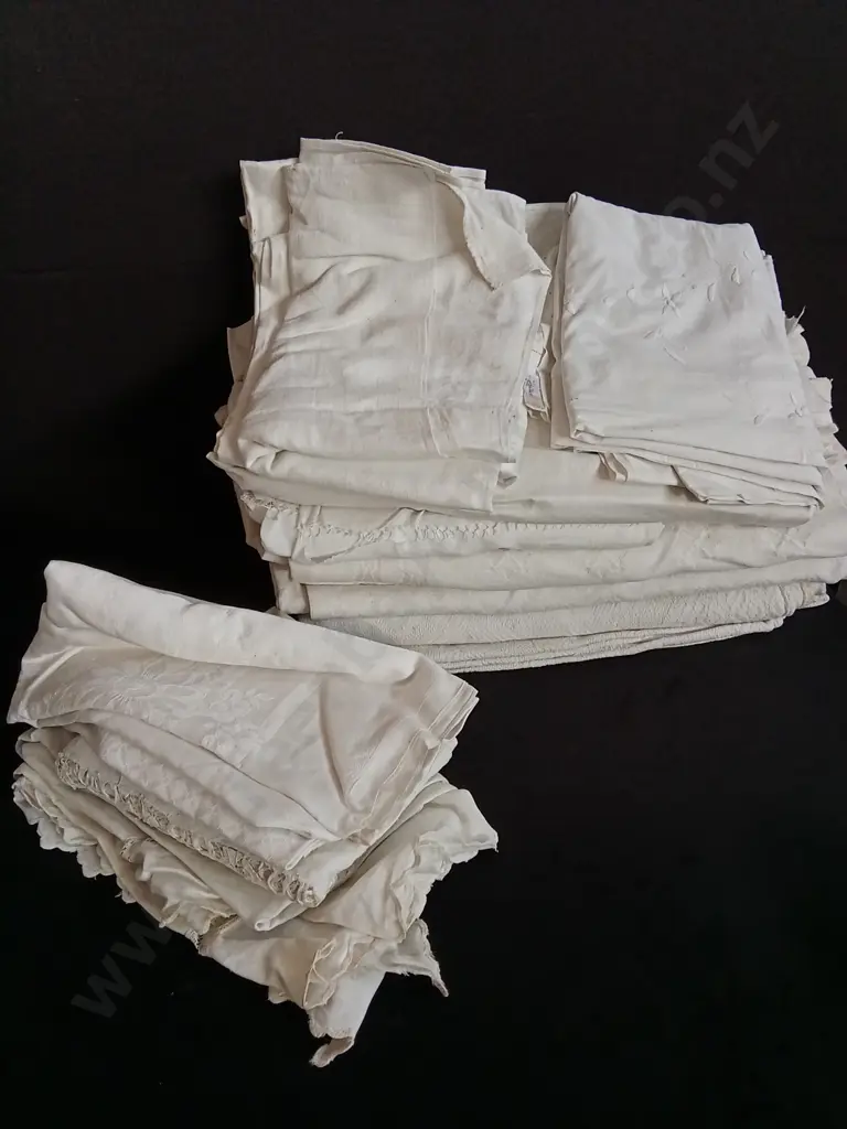 BOX OF VINTAGE FABRICS Image 1++