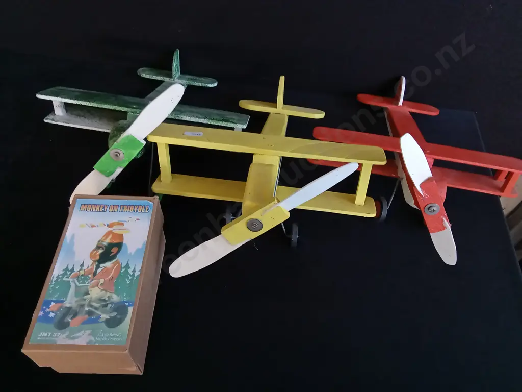 4 PIECES, HANDCRAFTED WOODEN PLANES, H 17 CM X D 39 CM, AND BOXED VINTAGE WIND UP JUYOU MONKEY ON TRIYOLE TOY Image 1++