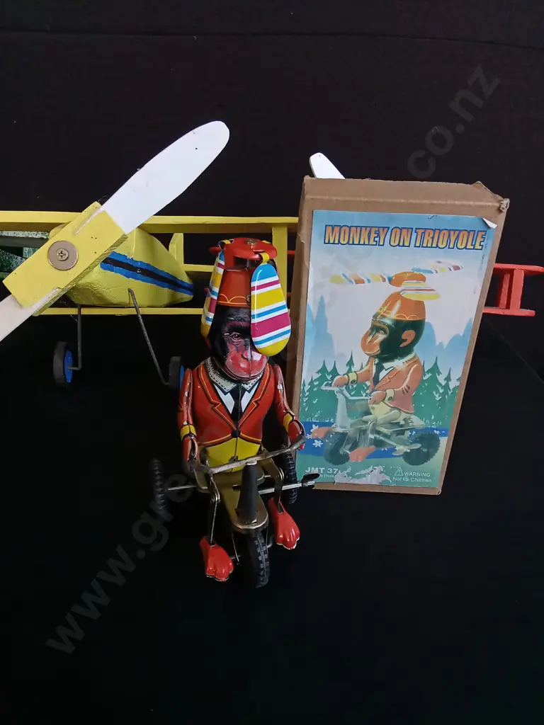 4 PIECES, HANDCRAFTED WOODEN PLANES, H 17 CM X D 39 CM, AND BOXED VINTAGE WIND UP JUYOU MONKEY ON TRIYOLE TOY Image 1++