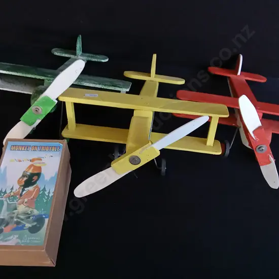 4 PIECES, HANDCRAFTED WOODEN PLANES, H 17 CM X D 39 CM, AND BOXED VINTAGE WIND UP JUYOU MONKEY ON TRIYOLE TOY