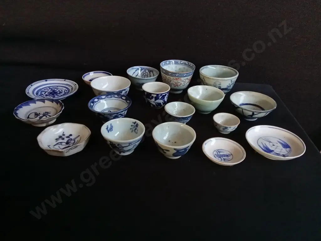 COLLECTION OF VINTAGE CHINESE GONGFU TASTING CUPS AND SMALL SAUCERS, TALLEST H 4.5 CM Image 1++