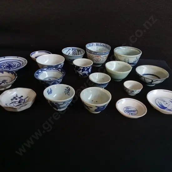 COLLECTION OF VINTAGE CHINESE GONGFU TASTING CUPS AND SMALL SAUCERS, TALLEST H 4.5 CM