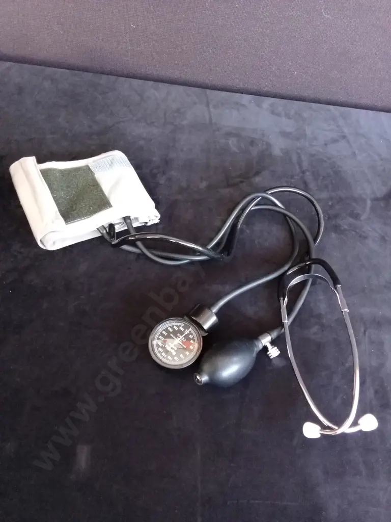 2 CHAMP ADJUSTABLE SPEED ROPES AND 2 CHAMP BOXING HANDWRAPS AND A BLOOD PRESSURE MONITOR SET Image 1++
