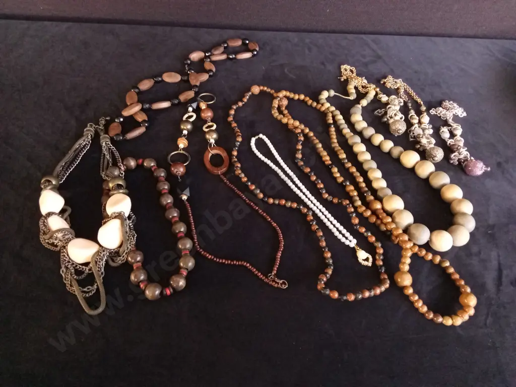 ASSORTED COSTUME JEWELLERY Image 1++