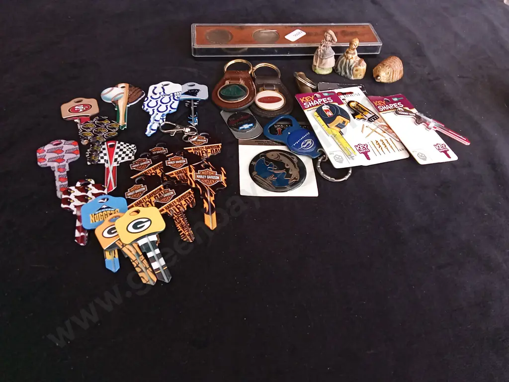 KEYS COINS, 3 SMALL TRINKETS H4CM AND OTHER ITEMS Image 1++