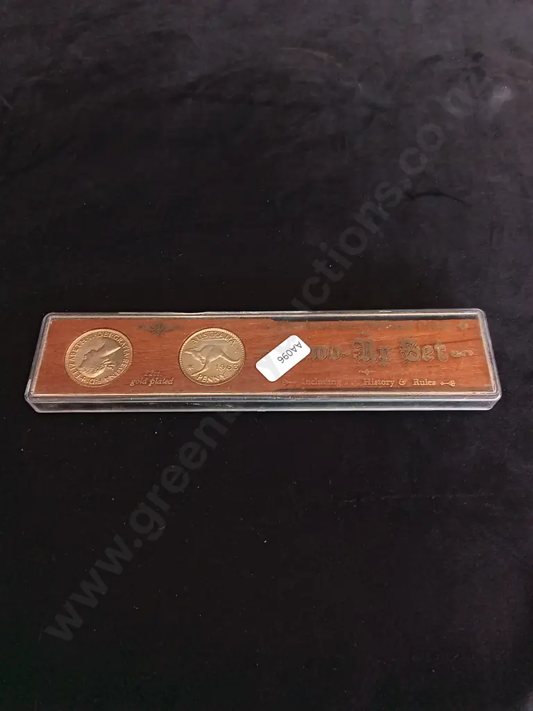 KEYS COINS, 3 SMALL TRINKETS H4CM AND OTHER ITEMS Image 1++