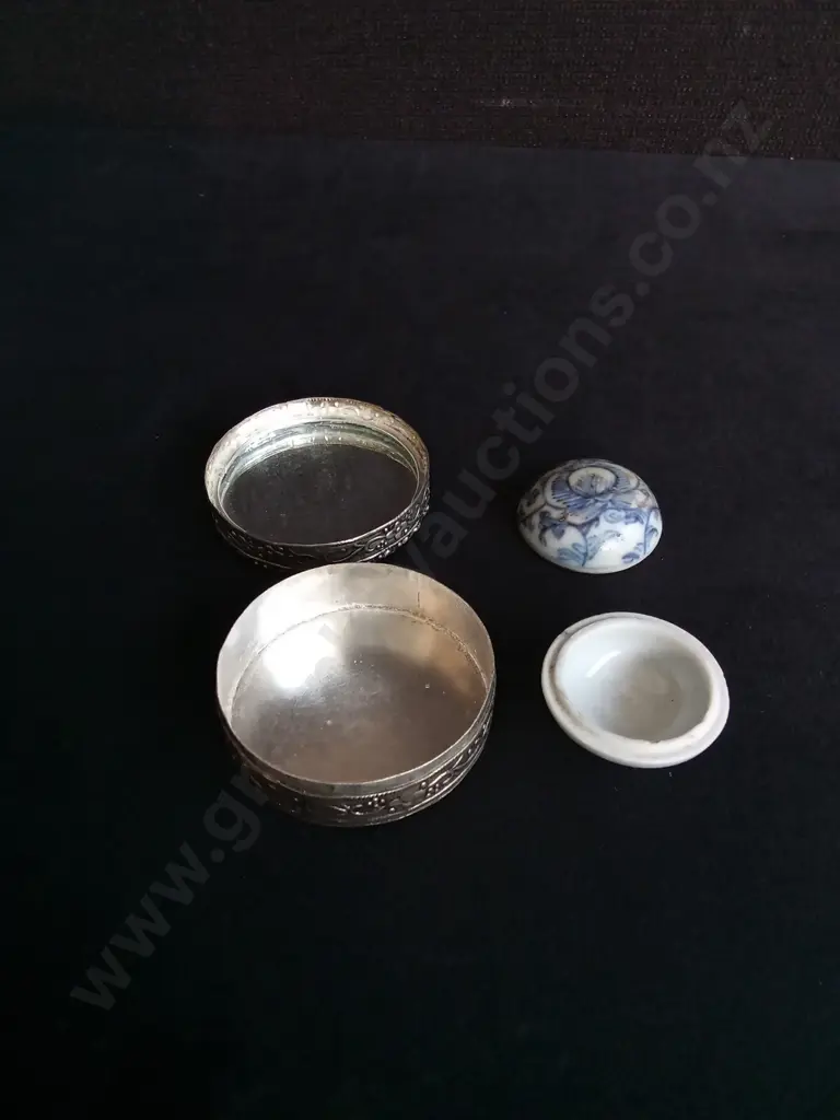 VINTAGE CHINESE BLUE & WHITE PORCELAIN TRINKETS BOX PAIR, LEFT DIAMETER 5 CM Image 1++