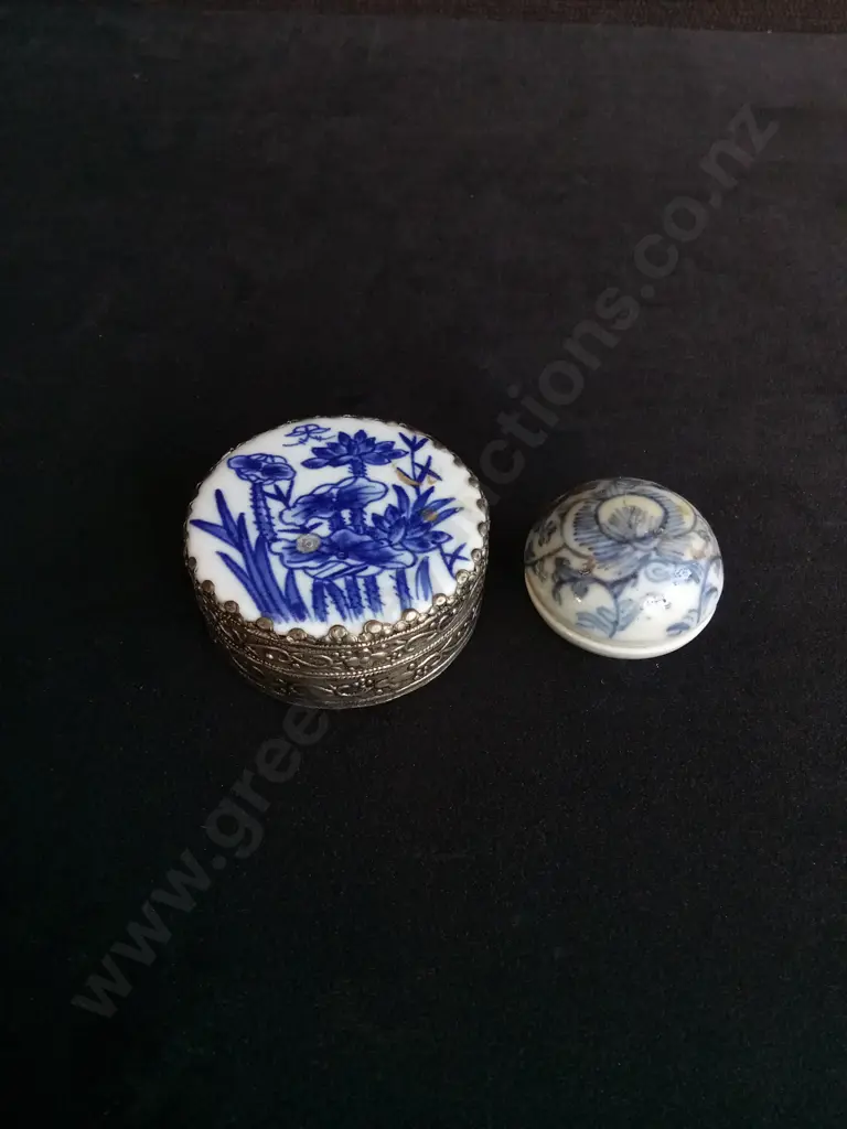 VINTAGE CHINESE BLUE & WHITE PORCELAIN TRINKETS BOX PAIR, LEFT DIAMETER 5 CM Image 1++