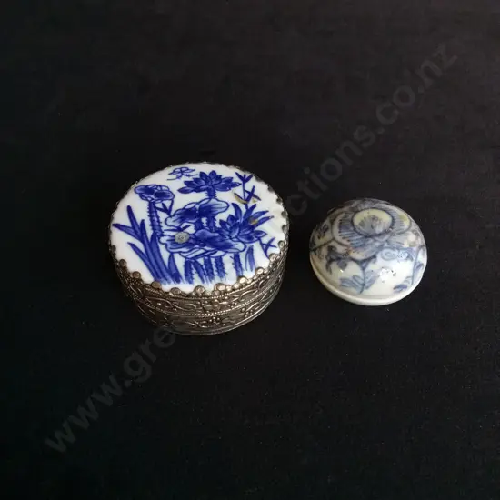 VINTAGE CHINESE BLUE & WHITE PORCELAIN TRINKETS BOX PAIR, LEFT DIAMETER 5 CM