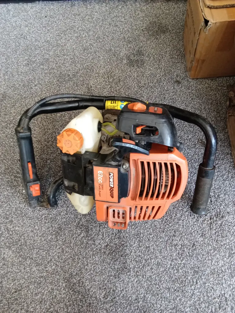 POWERQUIP 62CC PETROL ONE PERSON POST HOLE BORER WITH AUGER ATTACHEMENTS Image 1++