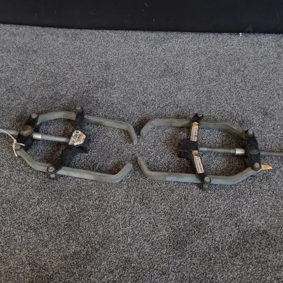 PAIR OF SUMNER HOLD E PIPE CLAMPS