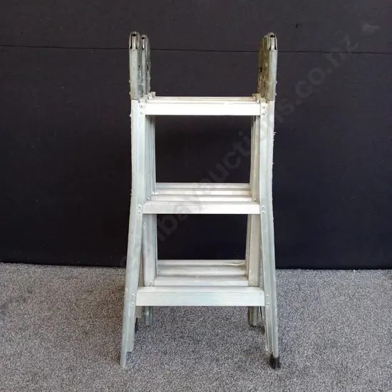 COMPACT LADDER