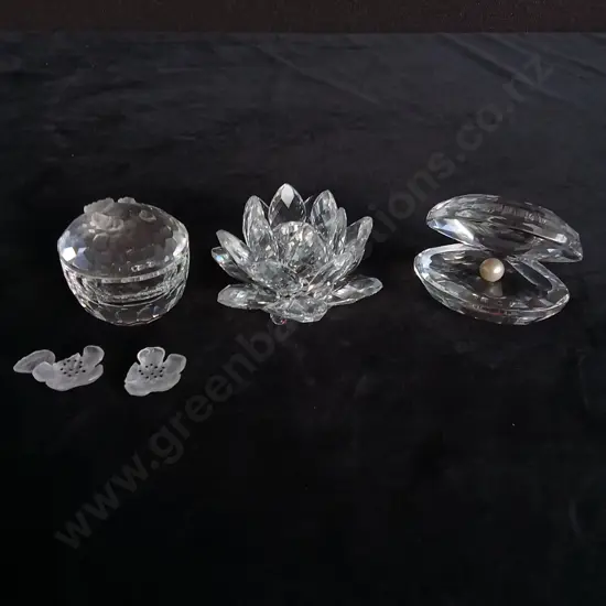 3 SWAROVSKI CRYSTALS INCLUDING CLAM SHELL H5CM WATER LILY H4CM