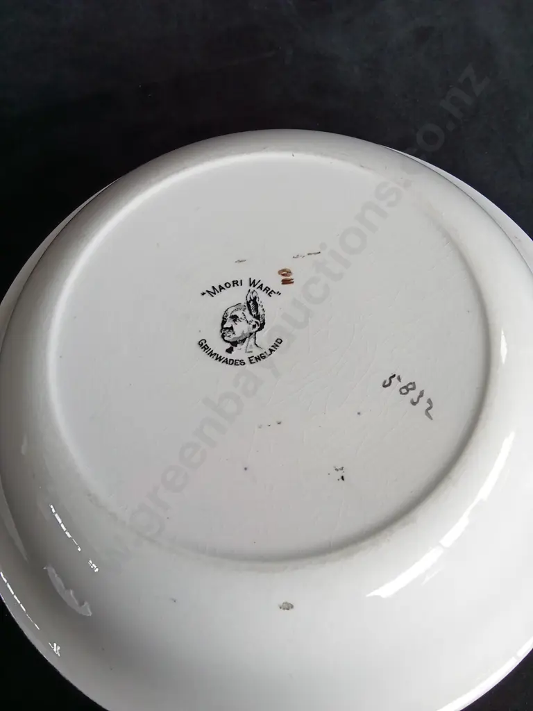 VINTAGE MAORI WARE HAND-COLOURED CERAMIC BOWL FEATURING A MĀORI VILLAGE SCENE C.1930–1940 DIA 23CM Image 1++