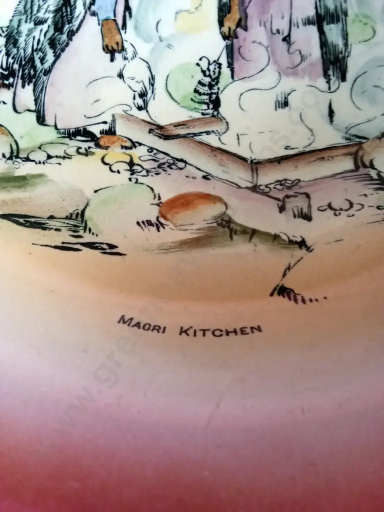 VINTAGE MAORI WARE HAND-COLOURED CERAMIC BOWL FEATURING A MĀORI VILLAGE SCENE C.1930–1940 DIA 23CM Image 1++