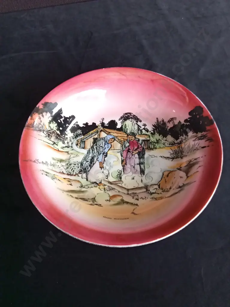 VINTAGE MAORI WARE HAND-COLOURED CERAMIC BOWL FEATURING A MĀORI VILLAGE SCENE C.1930–1940 DIA 23CM Image 1++