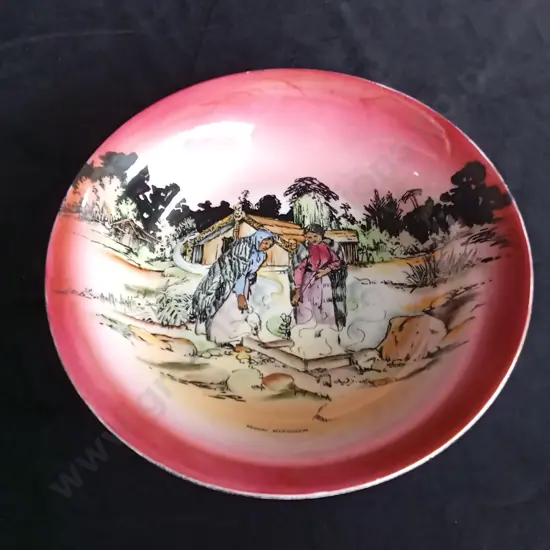 VINTAGE MAORI WARE HAND-COLOURED CERAMIC BOWL FEATURING A MĀORI VILLAGE SCENE C.1930–1940 DIA 23CM